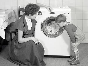 Ingenieur Peter Pfenningsberg entwickelte 1951 die erste Constructa Waschmaschine mit Bullauge. Bis heute steht die Marke für solide Produktqualität, durchdachte Technik und einfachen Bedienkomfort – zu einem fairen Preis-Leistungsverhältnis.