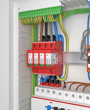 Sicher eingebunden: Überspannungsschutz bewahrt empfindliche Elektronik im Haus vor Schäden durch Überspannungen (© DEHN)
