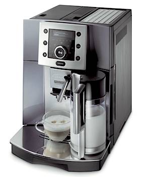 Die De'Longhi Esam 5500 schäumt auf Knopfdruck Milch auf (Fotos De'Longhi)