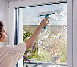 Der Leifheit Fenster- & Rahmenwischer 4in1 sorgt für ein rundum sauberes Ergebnis