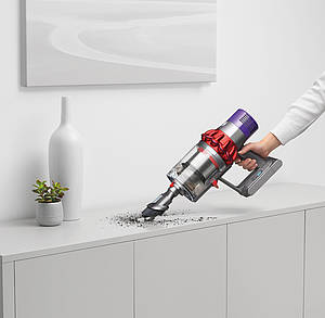 Komfortabel Staubsaugen mit dem Dyson Cyclone V10 Staubsauger, der auch blitzschnell zum Handstaubsauger umfunktioniert ist