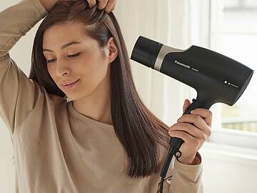 Die neuen Panasonic Haarstyling-Tools versprechen eine schnelle, mühelose Anwendung, gleichzeitig soll das Haar dank Nanoe-Technologie eine Portion Feuchtigkeit erhalten