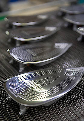 Im Rowenta-Werk in Erbach herrscht ein hoher Automatisierungsgrad: Montieren, Schrauben, Schweißen, Justieren, Drucken, Testen und Verpacken laufen automatisch ab; für die Fertigung der Bügeleisensohlen steht eine Montagelinie zur Verfügung, auf der die Vielzahl der benötigten Sohlen hergestellt wird