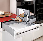 Mit nur 75 mm Höhe kann der Allesschneider AES 62 in jede Normschublade ab 45 cm Korpusbreite eingebaut werden.Den Allesschneider gibt es mit links- oder rechtsseitiger Schneidgutführung