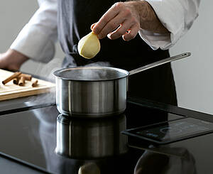 Der italienische Hersteller Elica will professionelles Kochen für alle unterstützen,