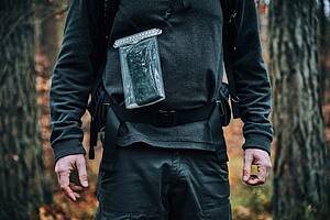 Beim Loslassen der Öffnung verschließen sich die Taschen sofort von allein. Kein manuelles Verriegeln, Klicken, Schieben oder Schnappen – der Inhalt ist und bleibt hermetisch geschützt. Feuchtigkeit, Staub und selbst allerfeinster Sand haben keine Chance.