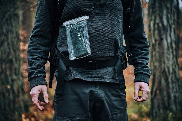 Beim Loslassen der Öffnung verschließen sich die Taschen sofort von allein. Kein manuelles Verriegeln, Klicken, Schieben oder Schnappen – der Inhalt ist und bleibt hermetisch geschützt. Feuchtigkeit, Staub und selbst allerfeinster Sand haben keine Chance.