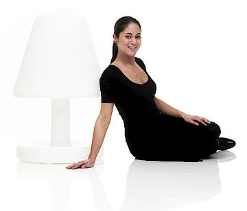 Die gesamte Lampe, vom Fuß bis zum Schirm leuchtet. (Fotos: Fatboy)