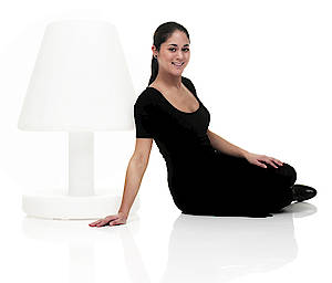Die gesamte Lampe, vom Fuß bis zum Schirm leuchtet. (Fotos: Fatboy)