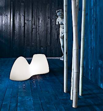Design-Gartenlampe im Wellenlook (Fotos: Foscarini)