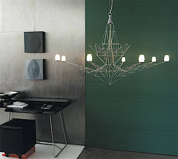 Designlampe mit fast spinnwebzarter Struktur eines Kronleuchters. (Fotos: Foscarini)