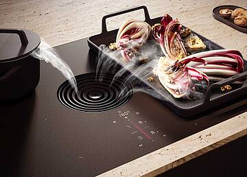 Frische Luft dank einer optimalen Abzugsleistung und maximalen Geruchsfilterung, selbst bei geruchsintensiven Lebensmitteln wie Fisch. Das 2in1-Modell kombiniert Zonen- und Flächeninduktion und bietet u. a. Assist-Funktionen