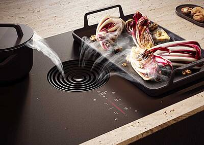 Frische Luft dank einer optimalen Abzugsleistung und maximalen Geruchsfilterung, selbst bei geruchsintensiven Lebensmitteln wie Fisch. Das 2in1-Modell kombiniert Zonen- und Flächeninduktion und bietet u. a. Assist-Funktionen