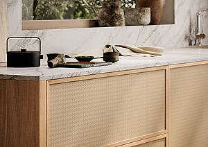 Beruhigte Oberflächen, warme Naturtöne und sanft gerundete Formen verbinden sich mit praxisnahen Neuerungen