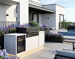 Dank ihres modularen Aufbaus lassen sich auch kleine und mittelgroße Outdoor-Küchen realisieren. Die besten Voraussetzungen hierfür: Beratungskompetenz, Kreativität, passgenaue Planungen, langlebige Qualitätsprodukte. (Foto: AMK)