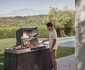 Dieser neue Gasgrill heizt in wenigen Minuten auf die gewünschte Temperatur auf. Er regelt die Hitze in vier Grillzonen selbstständig. Die markante Knebelbeleuchtung zeigt den aktuellen Status in Farbe an (Foto: AMK)