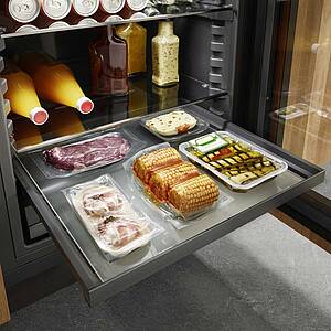 Für perfekt gekühlte Drinks und vielfältige Grill-Genüsse sorgen Outdoor-Kühl¬schränke. Dieses neue WLAN-fähige Modell ist wahlweise mit einer Glastür oder einer Front im gleichen Dekor wie die Outdoor-Küche erhältlich. (Foto: AMK)