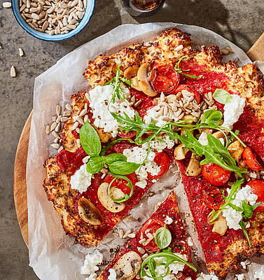 High Protein Food: „Low-carb-Pizette mit Tomaten, Champignons, Hüttenkäse und Spinat“ – lecker und mit vielen gesunden Zutaten  (Fotos: MeinQ)