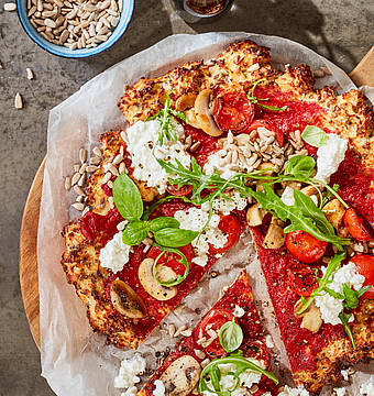High Protein Food: „Low-carb-Pizette mit Tomaten, Champignons, Hüttenkäse und Spinat“ – lecker und mit vielen gesunden Zutaten  (Fotos: MeinQ)