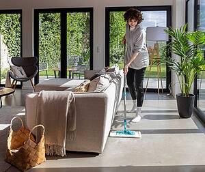 Für Böden empfiehlt sich der Leifheit Superduster in der Floor-Variante