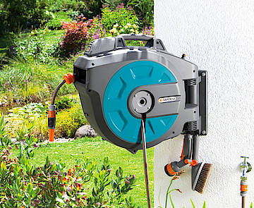 Die Gardena Wand-Schlauchbox 35 roll-up automatic Li mit motorbetriebenem Schlaucheinzug ist ideal für größere Gärten
