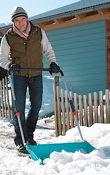 Mit den Gardena Winterprodukten machen Hausbesitzer ihren Garten spielend leicht winterfest und auch die Flächen vor dem Haus rutschsicher