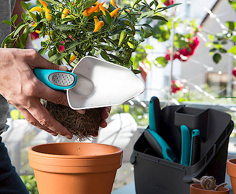 Das Gardena combisystem bietet passende Aufsätz für viele Gartenarbeiten