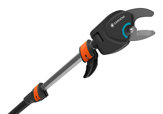 Mit dem Gardena Teleskop StarCut 410 plus ist das Schneiden in Baumkronen sicher und bequem vom Boden aus möglich