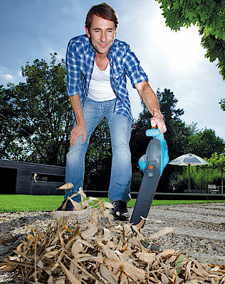Mit einem Laubbläser wie der Allround Bläser AccuJet ohne Kabel von Gardena können Gehwege schnell laubfrei werden