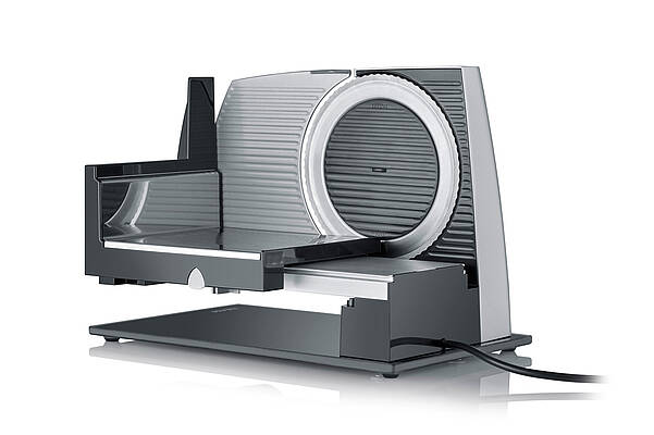 Der ESSENCE vereint einen kraftvollen Antrieb, eine scharfe Universalklinge und eine präzise einstellbare Schnittstärke mit intuitiver, sicherer Bedienung