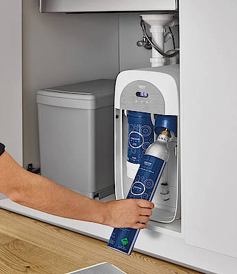Grohe Blue Home liefert wohlschmeckendes, gefiltertes und gekühltes Wasser in den Varianten still, medium und sprudelnd direkt aus der Armatur