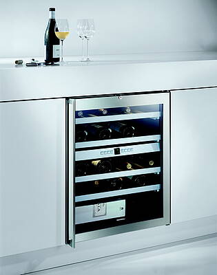 Perfekt: der Unterbau-Weintemperierschrank findet überall einen Platz<br>(Fotos: Gaggenau)