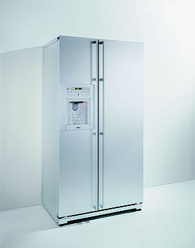 Die neuen Kühl- und Gefrierkombinationen sind mit Edelstahltüren auch nahtlos in eine Küchenfront integrierbar. Die RS 495 bietet sieben komfortabel regelbare Klimazonen