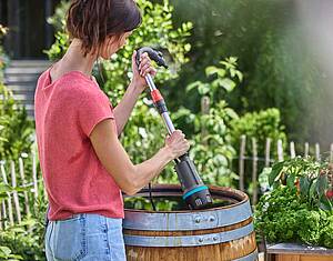 Mit Akku-Regenwasserpumpen und -Gartenpumpen lässt sich gesammeltes Wasser komfortabel und flexibel fördern
