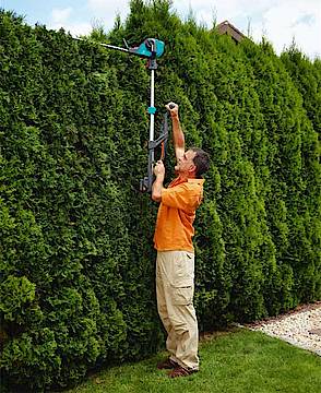 Die Heckenschere mit Teleskopstiel vereinfacht die Arbeit in großen Höhen. (Fotos: Gardena)