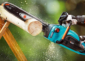 Handliche Kettensäge dank umlaufender Griffe (Fotos: Gardena)
