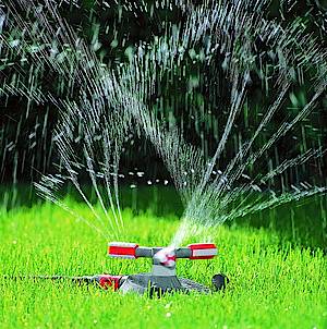 Der Rasensprenkler bewässert Wiesen (Fotos: Gardena)