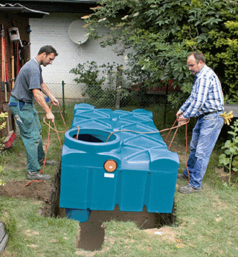 Große Tanks zum Sammeln von Regenwasser (Fotos: Gardena)