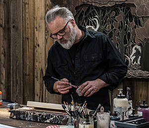 Der Künstler Jörg Heikhaus aka Alex Diamond gestaltet für die Betätigungsplatte Sigma50 eine Jahreszeiten-Serie mit vier Holzschnitten