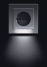 Intelligente Lösung: Gira bietet eine Steckdose mit Orientierungshilfe, die mit einem Lichtsensor ausgestattet ist (Bild: www.gira.de)