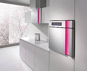 Backofen und Dunstabzugshaube verfügen über LEDs mit wählbaren Fabvarianten. (Fotos: Gorenje)