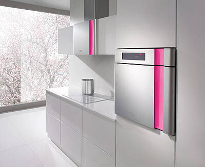 Backofen und Dunstabzugshaube verfügen über LEDs mit wählbaren Fabvarianten. (Fotos: Gorenje)