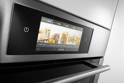 Kinderleichte Bedienung des Backofens iChef übers Farbdisplay. (Fotos: Gorenje)