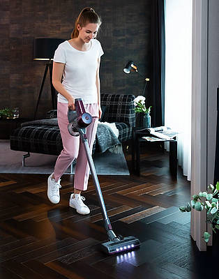 Fünf integrierte LED-Leuchten - da bleibt Staub auch unter Möbeln, Schränken oder Sofas nicht unentdeckt