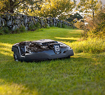 Rasenpflege ohne körperlichen Einsatz - die Mähroboter von Husqvarna wollen es komfortabel machen