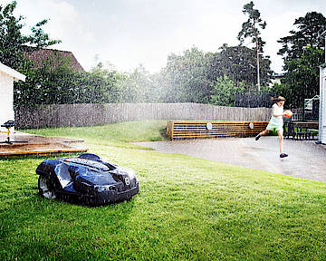 Der Husqvarna Automower mäht auch bei Regen und Dunkelheit und lässt sich mit dem Smartphone steuern