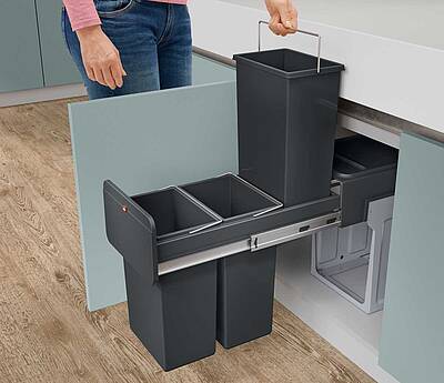 Mülltrennung muss weder umständlich noch unansehnlich sein. HAILO verbindet Komfort, Hygiene und modernes Design mit praktischer Nachhaltigkeit im Alltag - 0b im Schrank integriert...