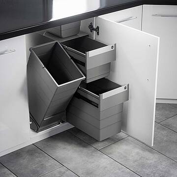Der HAILO Wertstoffschrank kombiniert ausziehbare Behälter und einen cleveren Kippmechanismus