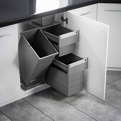 Der HAILO Wertstoffschrank kombiniert ausziehbare Behälter und einen cleveren Kippmechanismus