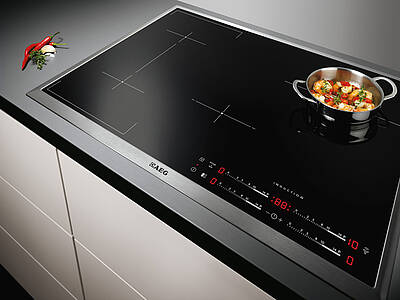 Die intelligenten Hob2Hood Kochfelder von AEG denken mit und steuern automatisch die Dunstabzugshaube. Und auch das Licht der Haube wird automatisch eingeschaltet